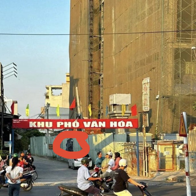 Đồng Nai: Người đàn ông nghi rơi từ tòa nhà cao tầng, tử vong - Ảnh 1.