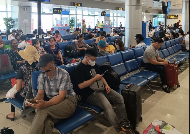 Cảnh tượng không thể tin nổi ở sân bay Tân Sơn Nhất - Ảnh 5.