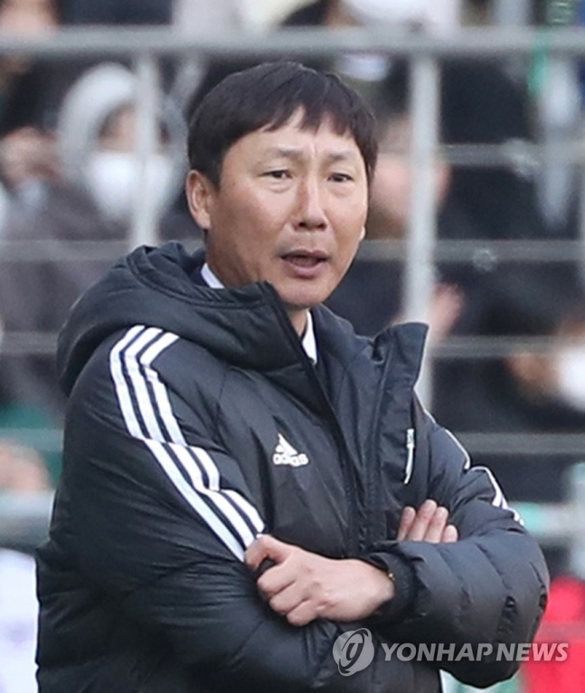 HLV Kim Sang-sik - người được kì vọng trở thành "Park Hang-seo thứ 2" vực  dậy đội tuyển Việt Nam sau thời Troussier - là ai?