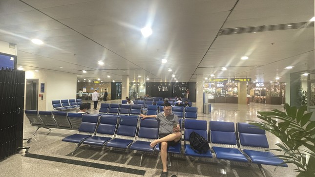 Cảnh tượng không thể tin nổi ở sân bay Tân Sơn Nhất - Ảnh 3.