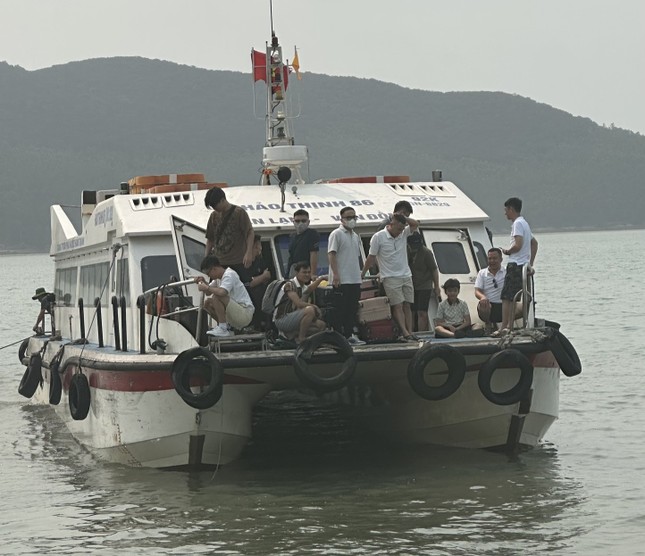 Gần 2.000 du khách đang mắc kẹt trên biển Vân Đồn - Quan Lạn - Ảnh 1.