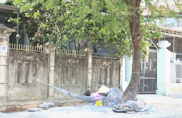 Người dân khốn khổ dưới cái nắng kỷ lục 44 độ C ở Quảng Trị - Ảnh 9.