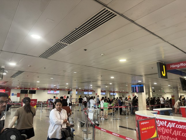 Cảnh tượng không thể tin nổi ở sân bay Tân Sơn Nhất - Ảnh 2.