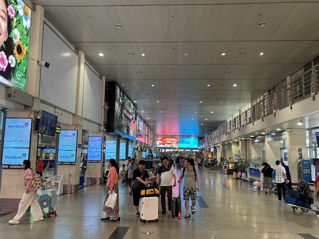 Cảnh tượng không thể tin nổi ở sân bay Tân Sơn Nhất - Ảnh 1.