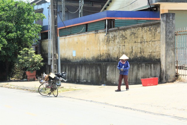 Người dân khốn khổ dưới cái nắng kỷ lục 44 độ C ở Quảng Trị - Ảnh 6.
