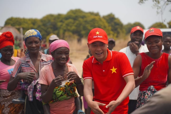 Trước khi mất kênh YouTube, đối mặt tổn thất khủng, Quang Linh Vlogs rực rỡ: Đầu tư 4 tỷ đồng cho trang trại 14ha ở Angola, làm phó Chủ tịch, sánh bước bên Hoa hậu Thuỳ Tiên - Ảnh 1.
