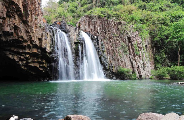 Phát hiện thác nước hùng vĩ như trên phim ở tỉnh miền Trung, rất gần điểm du lịch nổi tiếng mùa hè - Ảnh 1.