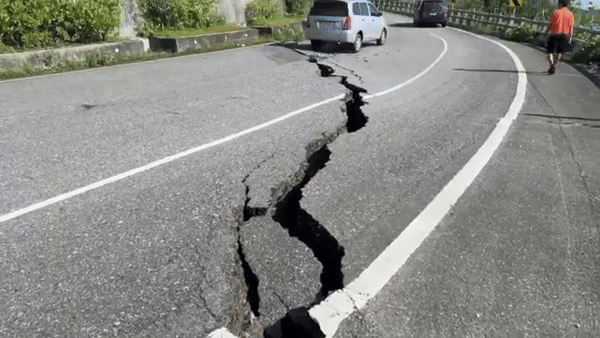 Toàn cảnh hiện trường trận động đất 7,4 độ richter rung chuyển Đài Loan: Nhiều toà nhà nghiêng đổ, các tuyến đường nứt toác - Ảnh 3.
