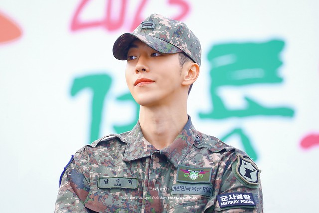 Nam thần quân đội xứ Hàn: Nam Joo Hyuk đô lên trông thấy, V - Jin (BTS) đẹp chấp cả cam thường - Ảnh 6.