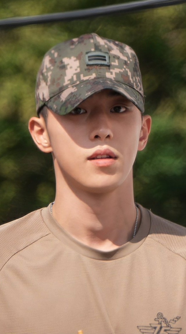 Nam thần quân đội xứ Hàn: Nam Joo Hyuk đô lên trông thấy, V - Jin (BTS) đẹp chấp cả cam thường - Ảnh 5.