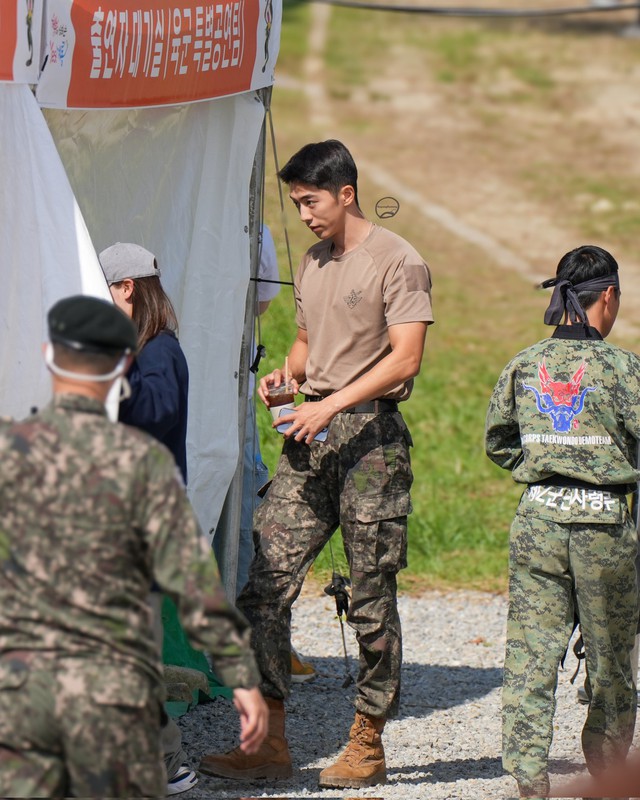 Nam thần quân đội xứ Hàn: Nam Joo Hyuk đô lên trông thấy, V - Jin (BTS) đẹp chấp cả cam thường - Ảnh 4.