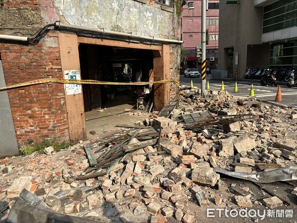 Toàn cảnh hiện trường trận động đất 7,4 độ richter rung chuyển Đài Loan: Nhiều toà nhà nghiêng đổ, các tuyến đường nứt toác - Ảnh 11.