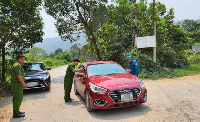 Huy động 400 cảnh sát truy tìm phạm nhân trốn trại giam, cướp taxi - Ảnh 1.