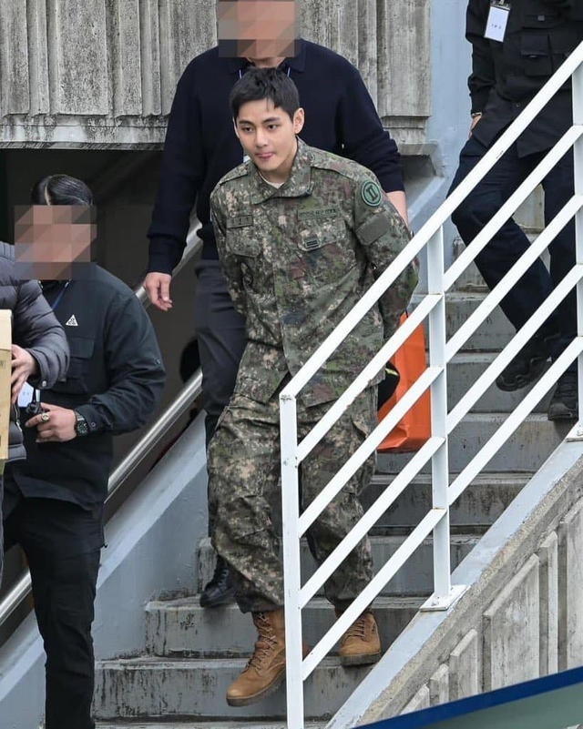 Nam thần quân đội xứ Hàn: Nam Joo Hyuk đô lên trông thấy, V - Jin (BTS) đẹp chấp cả cam thường - Ảnh 13.