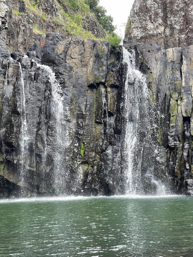 Phát hiện thác nước hùng vĩ như trên phim ở tỉnh miền Trung, rất gần điểm du lịch nổi tiếng mùa hè - Ảnh 3.