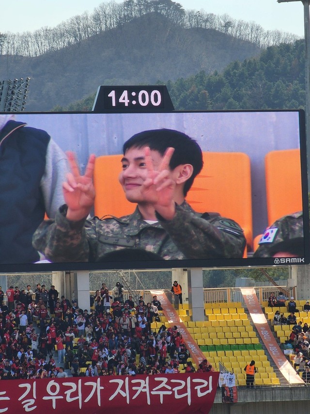 Nam thần quân đội xứ Hàn: Nam Joo Hyuk đô lên trông thấy, V - Jin (BTS) đẹp chấp cả cam thường - Ảnh 12.