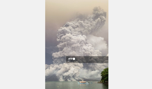 Núi lửa Ruang ở Indonesia phun trào, hơn 12.000 người phải sơ tán - Ảnh 1.