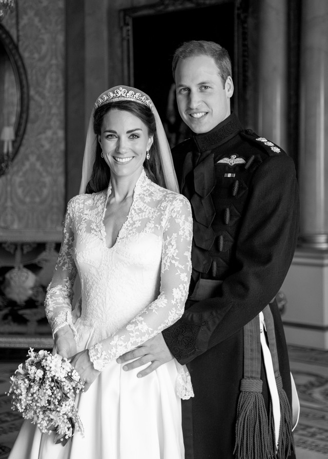 Thân vương William và Vương phi Kate kỷ niệm 13 năm ngày cưới theo cách xúc động, chia sẻ ảnh mới chưa từng công bố - Ảnh 1.