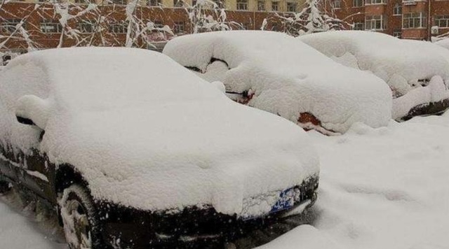 Trung Quốc: Đầu hè mà tuyết rơi dày, nhiều nơi mưa lạnh, lốc xoáy - Ảnh 2.