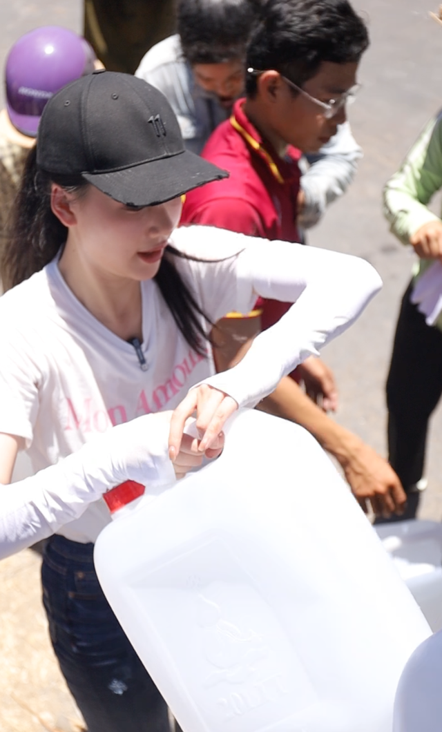 Hoa hậu Bùi Quỳnh Hoa tặng nước cho bà con bị hạn mặn - Ảnh 6.