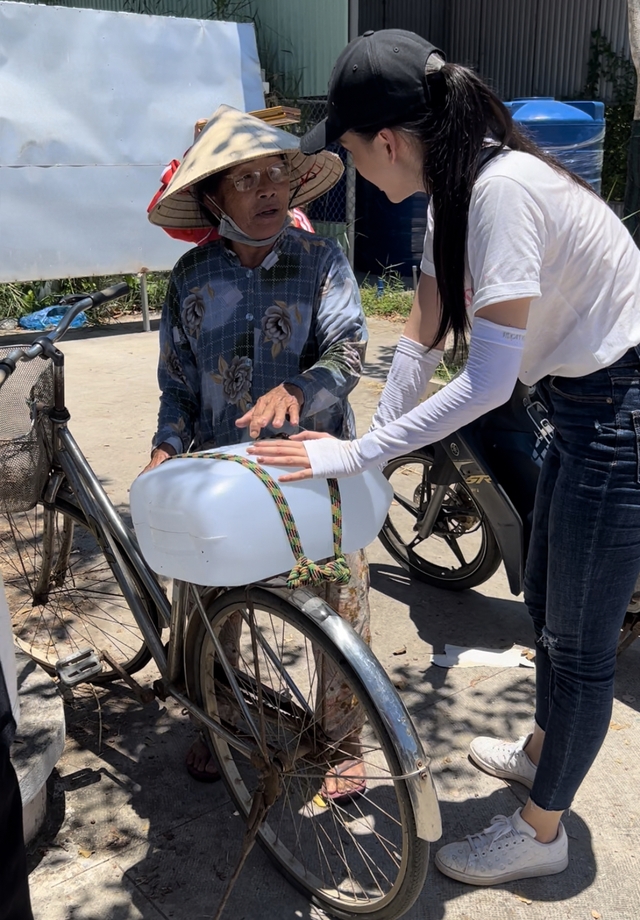 Hoa hậu Bùi Quỳnh Hoa tặng nước cho bà con bị hạn mặn - Ảnh 5.