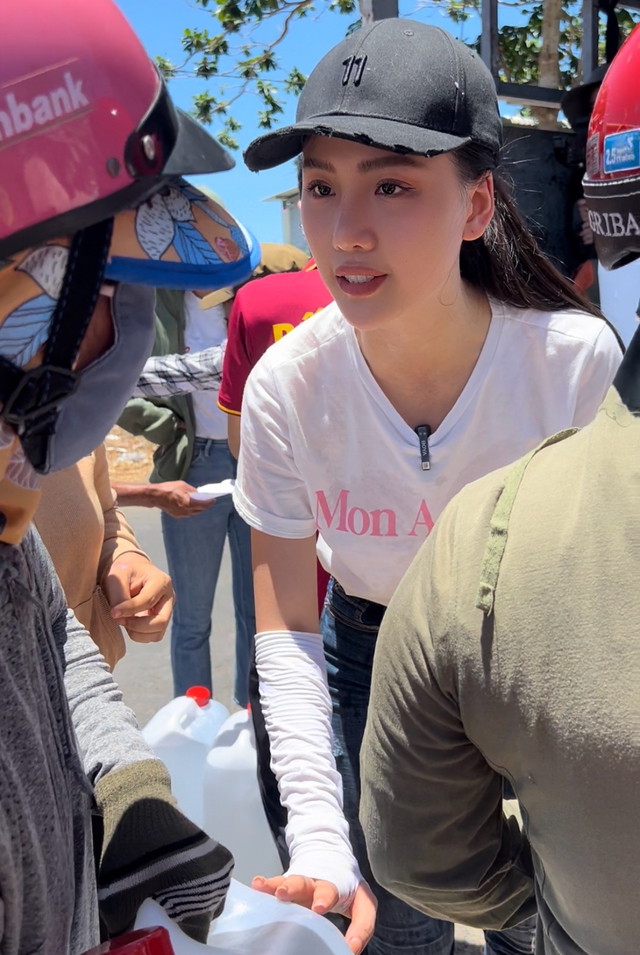 Hoa hậu Bùi Quỳnh Hoa tặng nước cho bà con bị hạn mặn - Ảnh 4.