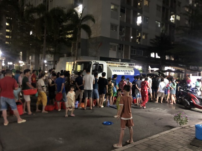 H&agrave;ng ngh&igrave;n cư d&acirc;n tại TPHCM mang x&ocirc;, chậu đi hứng nước giữa đ&ecirc;m - Ảnh 4.
