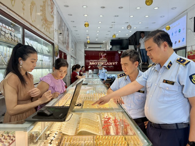 Đồng loạt kiểm tra 3 tiệm vàng ở Hà Nội - Ảnh 1.