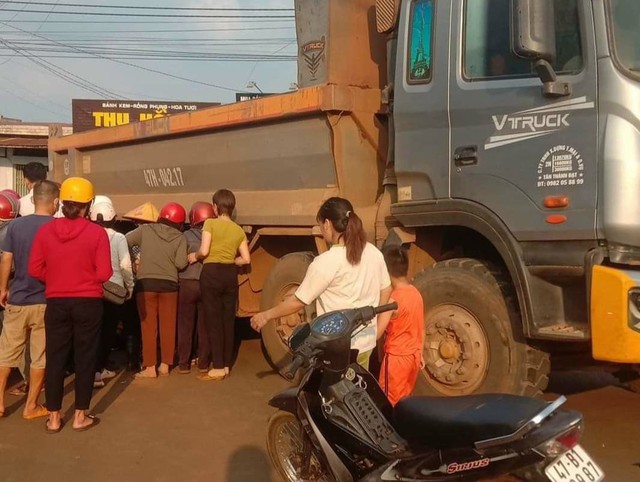 Mẹ đau đớn chứng kiến con trai 8 tuổi tử vong dưới b&aacute;nh xe ben - Ảnh 1.