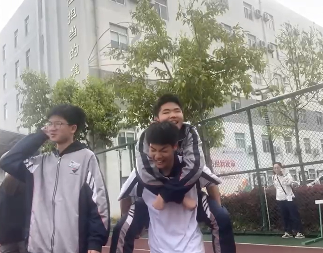 Ph&aacute;t hiện lớp thiếu người, hai nam sinh chạy ngược d&ograve;ng người đang sơ t&aacute;n động đất để cứu bạn - Ảnh 5.