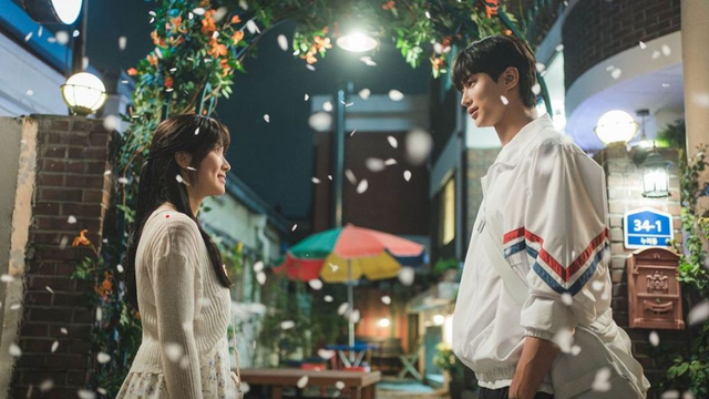 Cặp đôi xé truyện bước ra khiến netizen phát cuồng, chỉ nhìn nhau thôi cũng bùng nổ chemistry - Ảnh 2.
