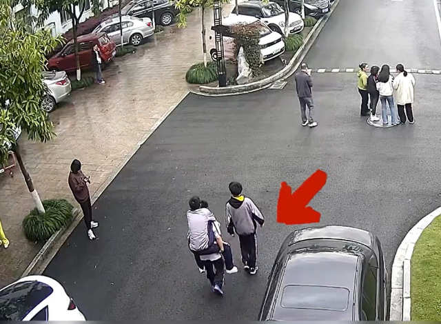 Ph&aacute;t hiện lớp thiếu người, hai nam sinh chạy ngược d&ograve;ng người đang sơ t&aacute;n động đất để cứu bạn - Ảnh 4.