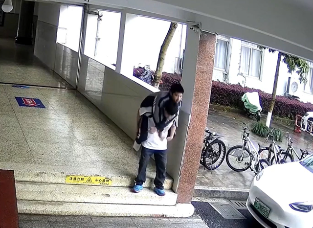 Ph&aacute;t hiện lớp thiếu người, hai nam sinh chạy ngược d&ograve;ng người đang sơ t&aacute;n động đất để cứu bạn - Ảnh 3.