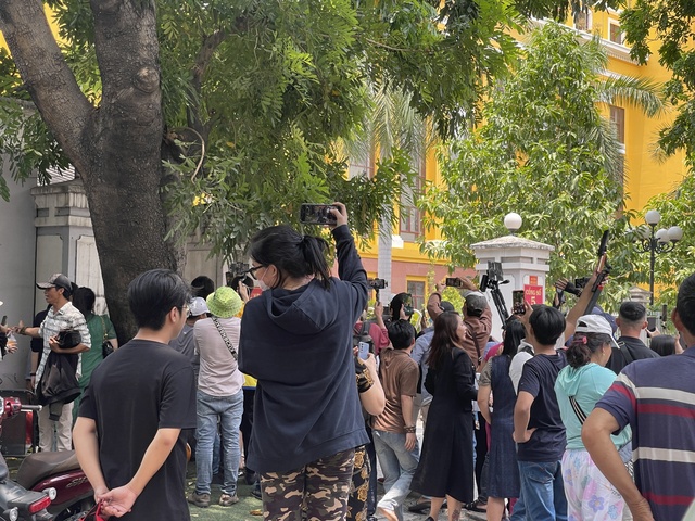 CLIP: X&eacute;t xử vụ &aacute;n b&agrave; Nguyễn Phương Hằng, h&agrave;ng trăm Youtuber tụ tập trước to&agrave; - Ảnh 2.