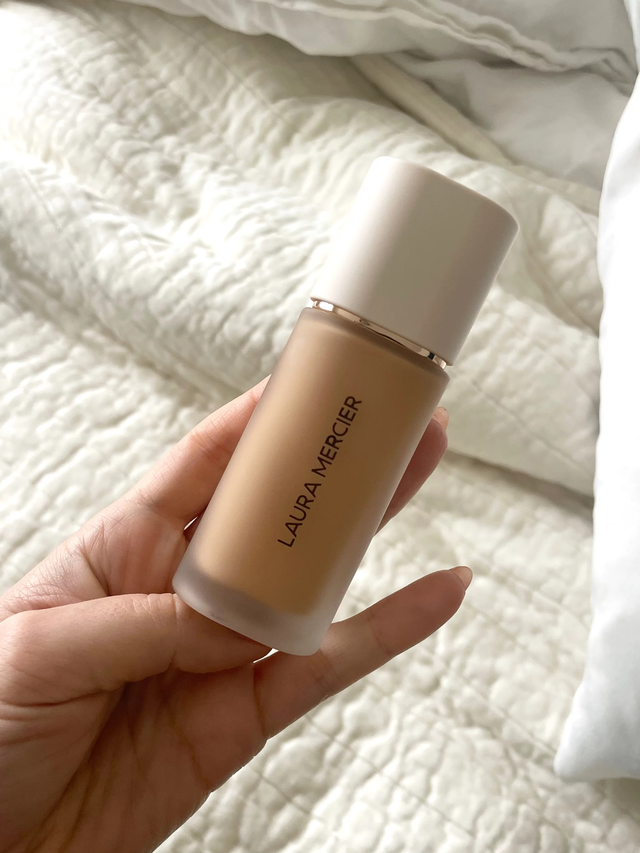 Lọ kem nền bán chạy nhất hệ thống Sephora: Che phủ từ mụn nhọt đến thâm nám, kiêm cả chống nắng và chống già - Ảnh 1.