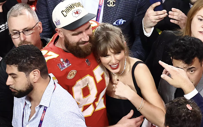 Hẹn hò Taylor Swift, Travis Kelce đang sống "cuộc đời hạnh phúc nhất"