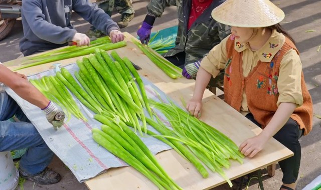 Lật tẩy c&acirc;y cỏ qu&ecirc; m&ugrave;a b&agrave; nội trợ Việt đua nhau trồng, khoe l&agrave; rau tiến vua cả triệu đồng/kg - Ảnh 4.