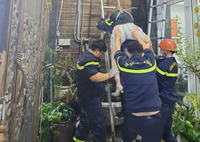 Cứu 1 phụ nữ ngã từ tầng 3 xuống tầng 1 - Ảnh 1.