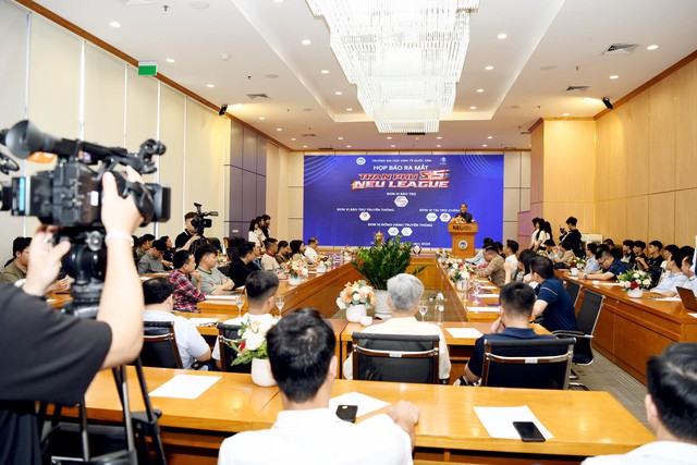 Bùi Hoàng Việt Anh gửi lời động viên đặc biệt trong ngày ra mắt giải bóng đá NEU League S5 2024 - Ảnh 2.