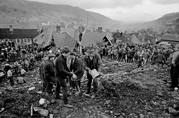 Thảm họa Aberfan qua hình ảnh: Câu chuyện có thật về thảm kịch chấn động xứ Wales năm 1966 - Ảnh 10.