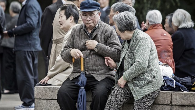 Vỡ quỹ lương hưu: Cơn ác mộng của 1,4 tỷ người dân Trung Quốc khi chưa giàu đã già, giới trẻ được kêu gọi ngừng trà sữa, cà phê, nhà hàng để tiết kiệm - Ảnh 4.