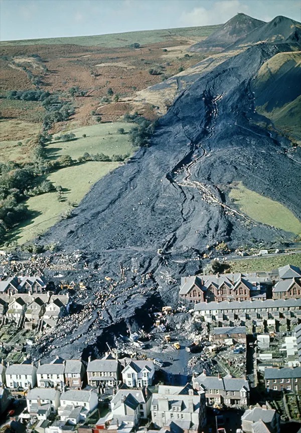 Thảm họa Aberfan qua hình ảnh: Câu chuyện có thật về thảm kịch chấn động xứ Wales năm 1966 - Ảnh 1.