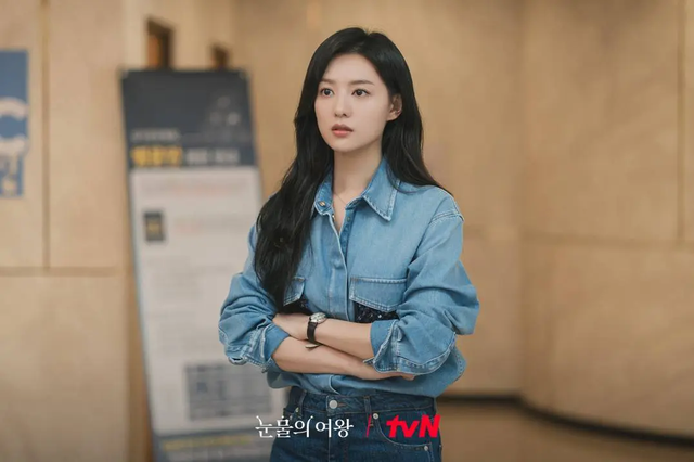 Ngắm chaebol Kim Ji Won diện áo sơ mi, ghim được ngay 5 mẫu thanh lịch, sang nức nở cho nàng công sở - Ảnh 2.