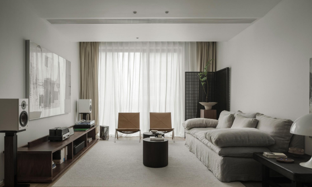 Chi 7 tỷ mua căn hộ trắng tinh, đ&ocirc;i vợ chồng IT ph&ugrave; ph&eacute;p tổ ấm: Từ kh&ocirc;ng điểm nhấn th&agrave;nh đẹp kh&ocirc;ng g&oacute;c chết - Ảnh 4.