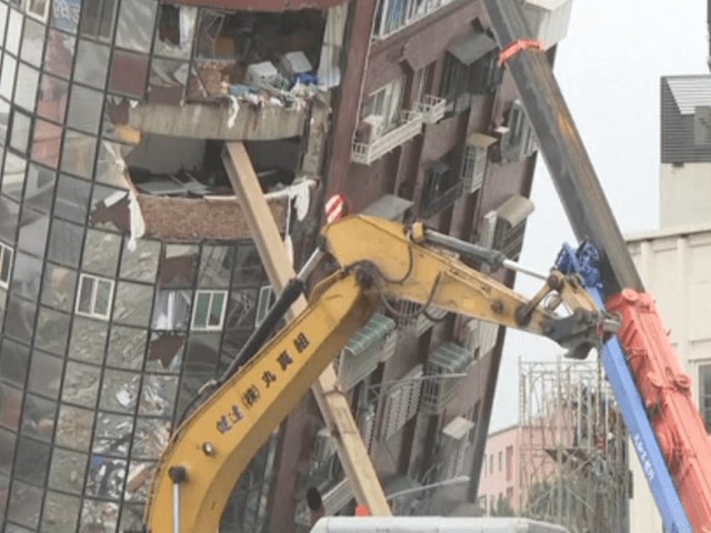 Động đất Đài Loan: Nghiêng tới 25 độ, tòa nhà biểu tượng 10 tầng bị phá - Ảnh 2.