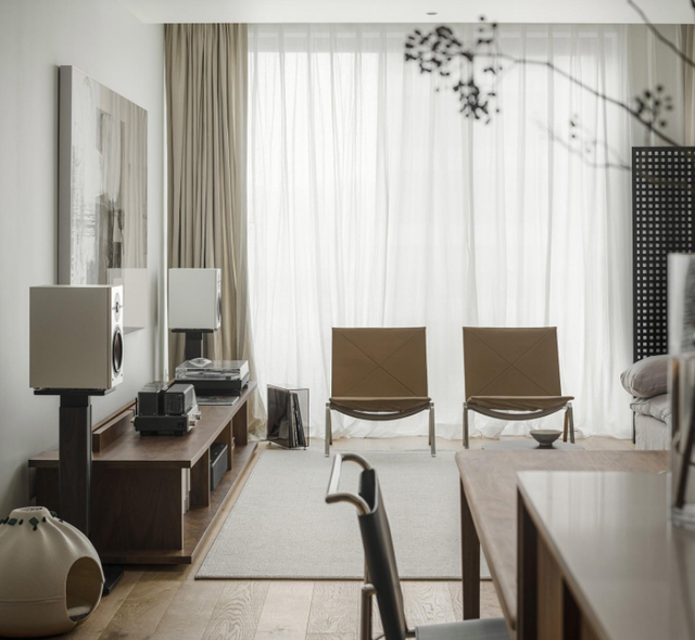 Chi 7 tỷ mua căn hộ trắng tinh, đ&ocirc;i vợ chồng IT ph&ugrave; ph&eacute;p tổ ấm: Từ kh&ocirc;ng điểm nhấn th&agrave;nh đẹp kh&ocirc;ng g&oacute;c chết - Ảnh 2.