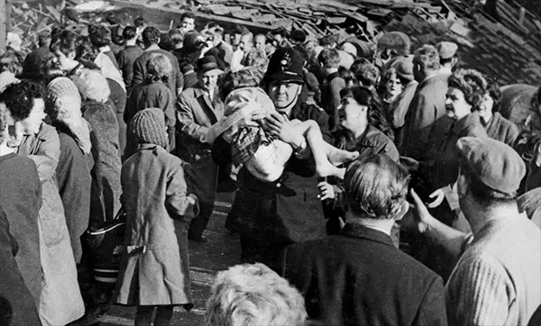 Thảm họa Aberfan qua hình ảnh: Câu chuyện có thật về thảm kịch chấn động xứ Wales năm 1966 - Ảnh 8.