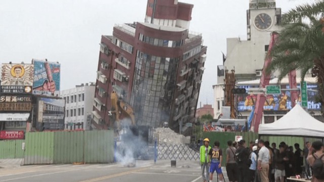 Động đất Đài Loan: Nghiêng tới 25 độ, tòa nhà biểu tượng 10 tầng bị phá - Ảnh 1.