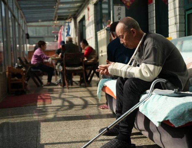 Vỡ quỹ lương hưu: Cơn ác mộng của 1,4 tỷ người dân Trung Quốc khi chưa giàu đã già, giới trẻ được kêu gọi ngừng trà sữa, cà phê, nhà hàng để tiết kiệm - Ảnh 1.