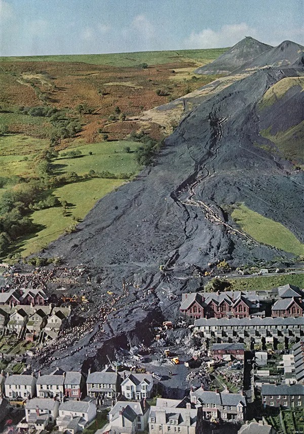 Thảm họa Aberfan qua hình ảnh: Câu chuyện có thật về thảm kịch chấn động xứ Wales năm 1966 - Ảnh 3.